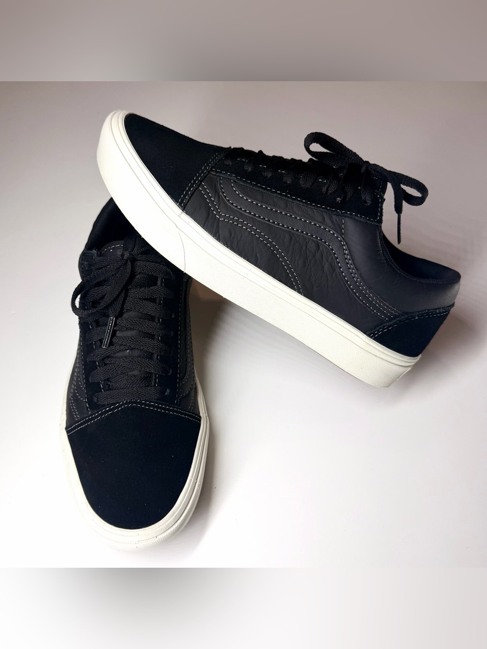 Vans Unisex Comfycush Old Skool Suede Black / White Sneakers Size- M 7.5 / W 9